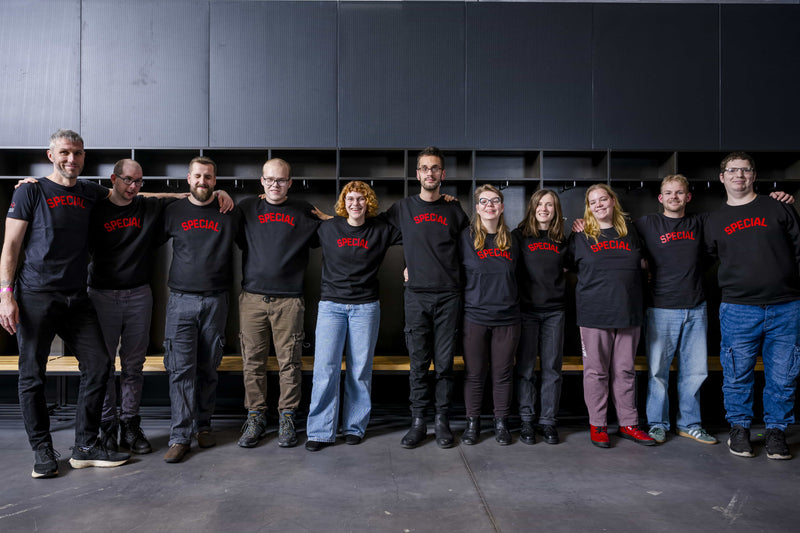 das Special Olympics Deutschland Floorball Teams Arm in Arm in einer Reihe im Special Pullover und Special T-Shirt