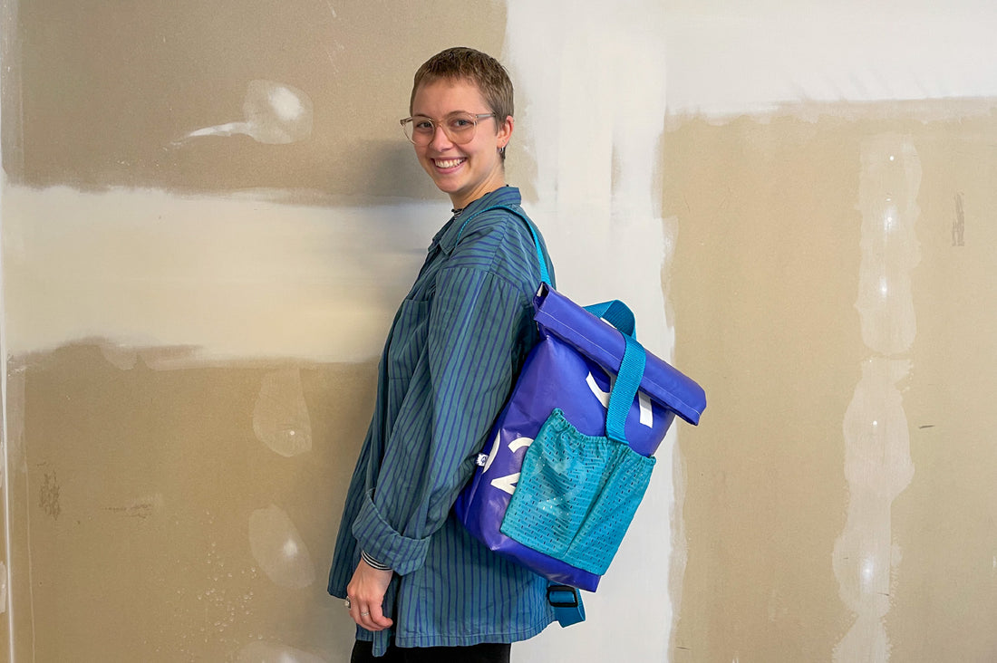 Die Designerin Ina Weber präsentiert ihren upgecycelten Rucksack.