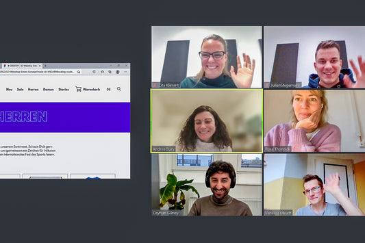 Es ist ein Bildschirmfoto von einem digitalen Meeting, links ist der Webshop zu sehen und auf der rechten Seite sind alle Mitarbeiter zu sehen, die an dem Meeting teilgenommen haben.