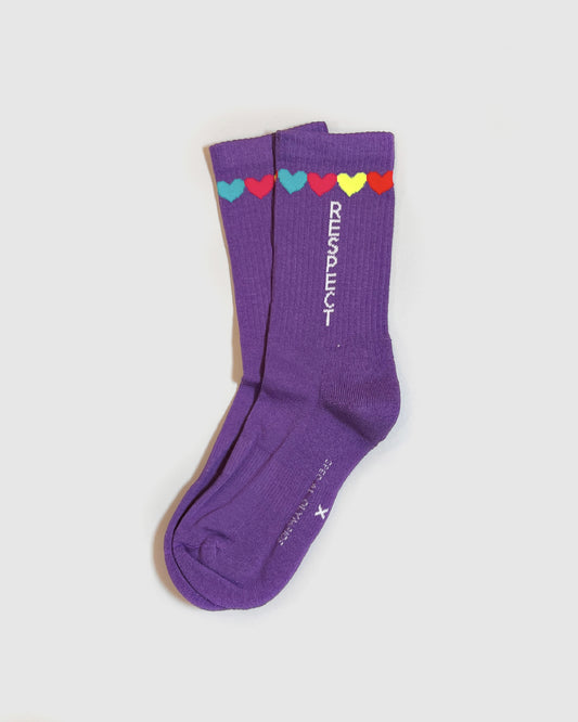 Zwei violette Socken mit der Aufschrift Respect und bunten Herzen