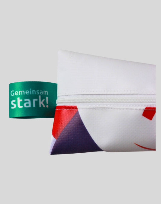 Federmäppchen aus recycelter Bannerplane der Winterspiele 2024