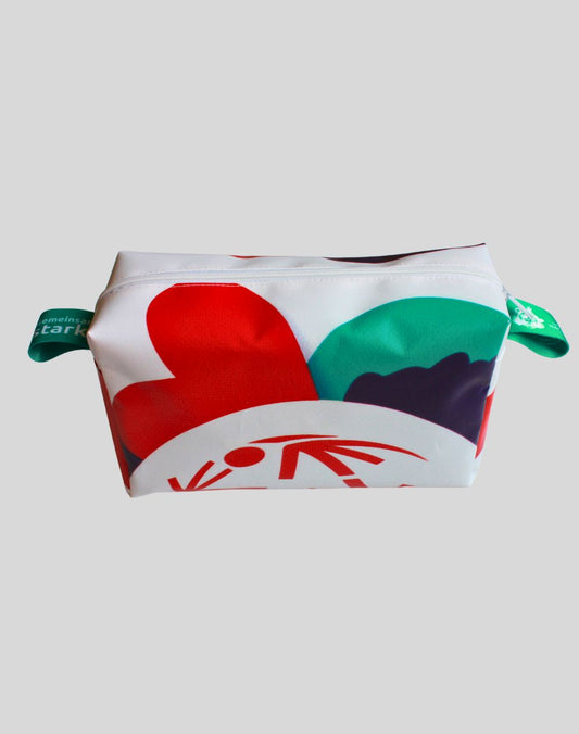 Kosmetiktasche aus recycelter Bannerplane der Winterspiele 2024