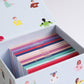 Nahaufnahme geöffnete Box mit a Talking Hands Daumenkino Bllenüchern