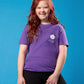 Mädchen trägt violettes T-Shirt mit kleinem Weltspiele Logo auf der Brust