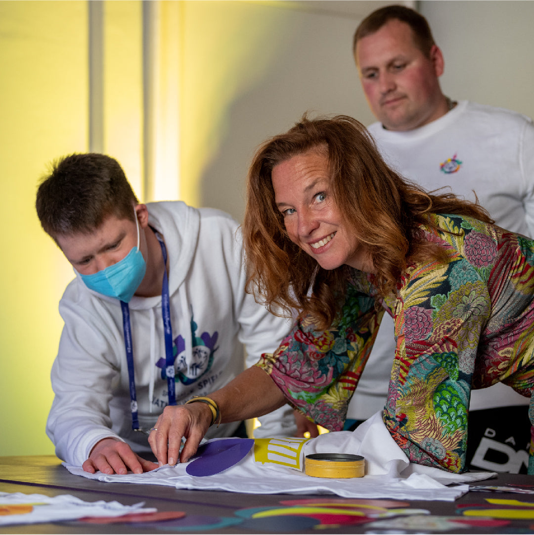 Designerin Anja Gockel entwickelt mit zwei Special Olympics Athleten ein T-Shirt. 