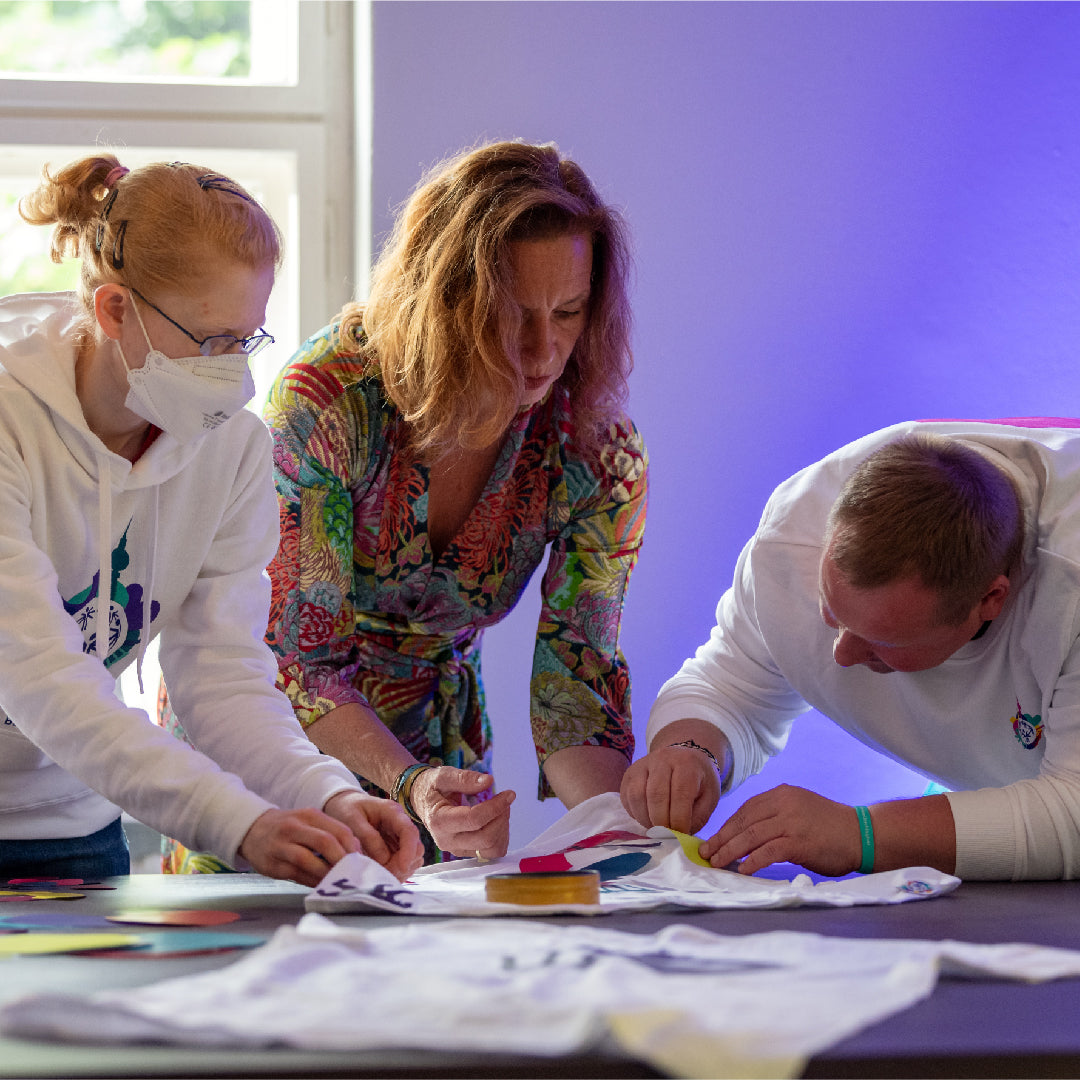 Designerin Anja Gockel entwickelt gemeinsam mit zwei Special Olympics Athleten ein T-Shirt.