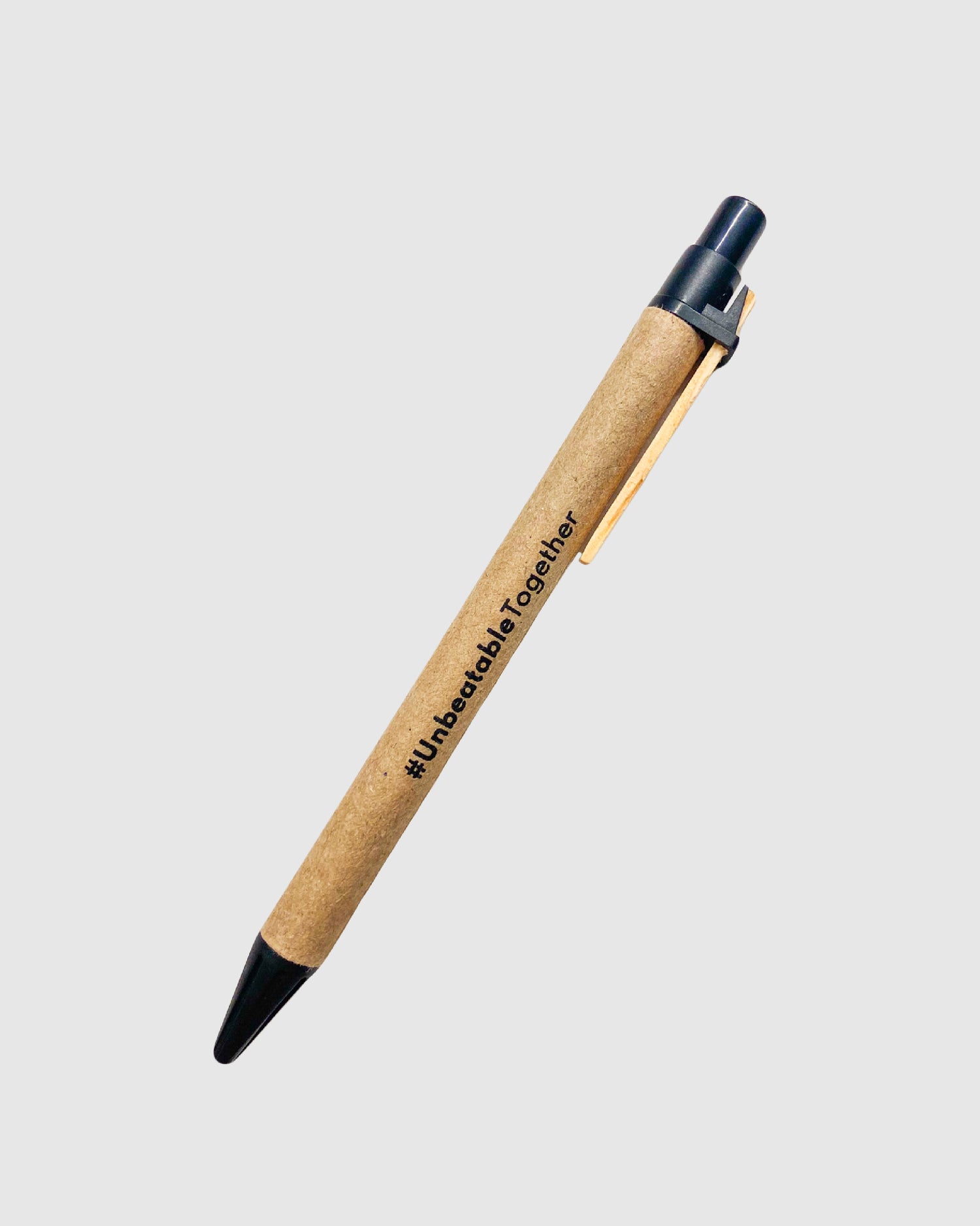 Kugelschreiber aus recycelter Pappe mit schwarzen Details und schwarzem Aufdruck des Mottos #UnbeatableTogether.