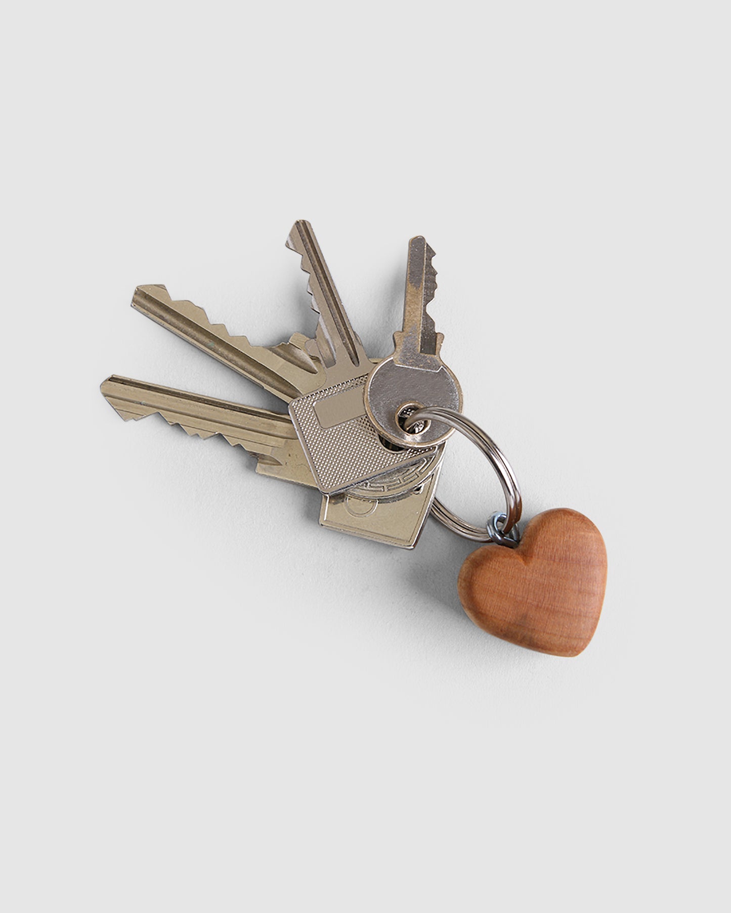 Holzherzen Schlüsselanhänger aus Eiche, an einem Schlüsselbund 