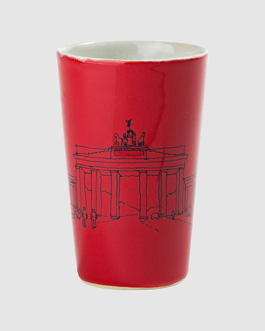 Roter Keramikbecher mit Brandenburger Tor