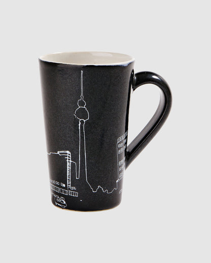 Schwarze Tasse mit Alexanderplatz