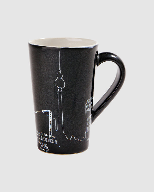 Schwarze Tasse mit Alexanderplatz
