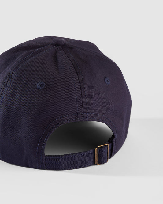 Cap Navy von hinten, verstellbar durch Schnalle
