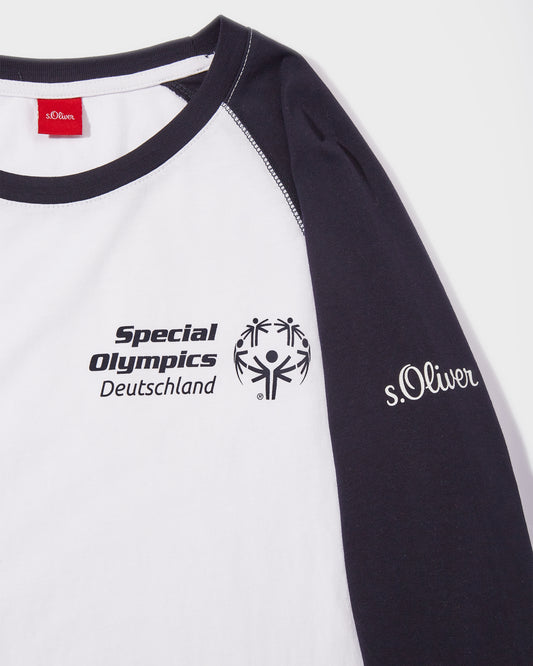 Nahaufnahme des Langarmshirts mit Special Olympics Deutschland Logo 