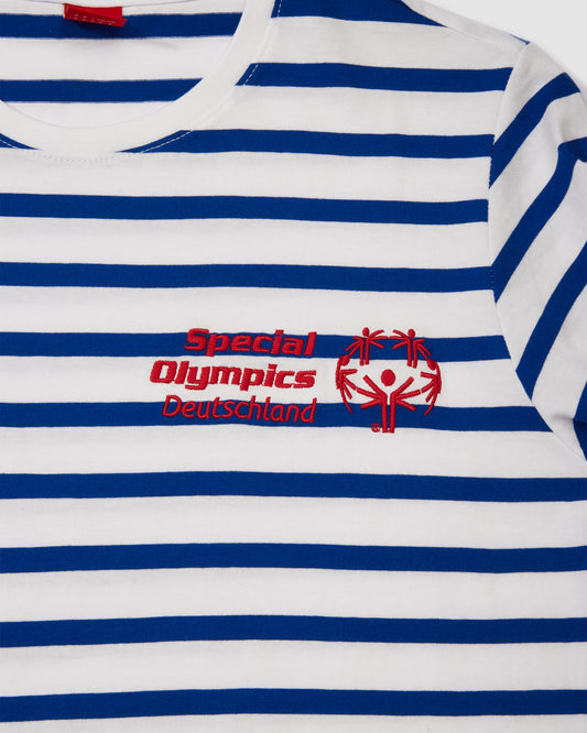 Nahaufnahme des gestreiften T-Shirts mit Special Olympics Deutschland Logo  
