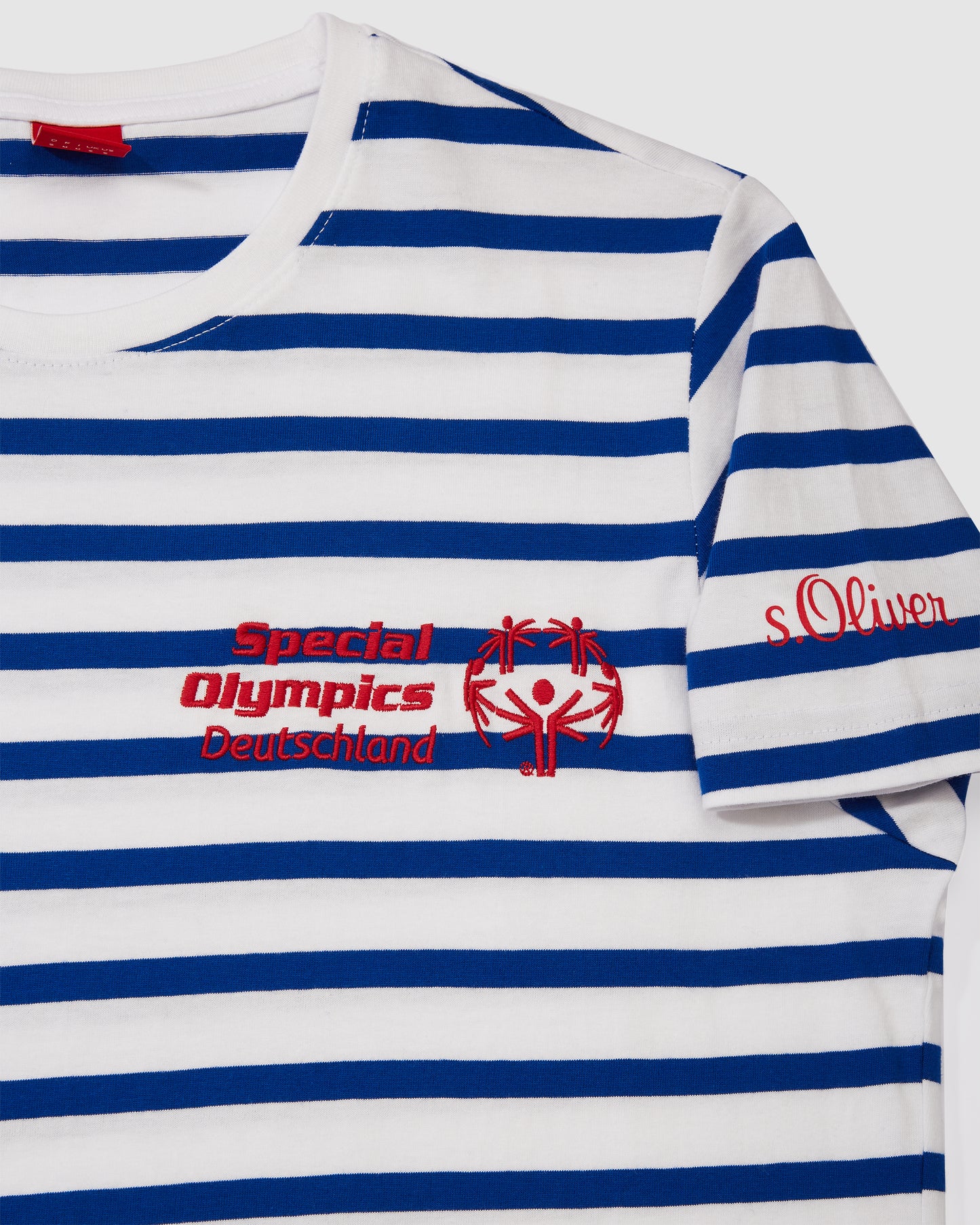 Nahaufnahme des gestreiften T-Shirts mit Special Olympics Deutschland Logo, eingeklappten Ärmel mit S-Oliver Print