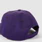 Nahaufnahme  Cap in violett von hinten