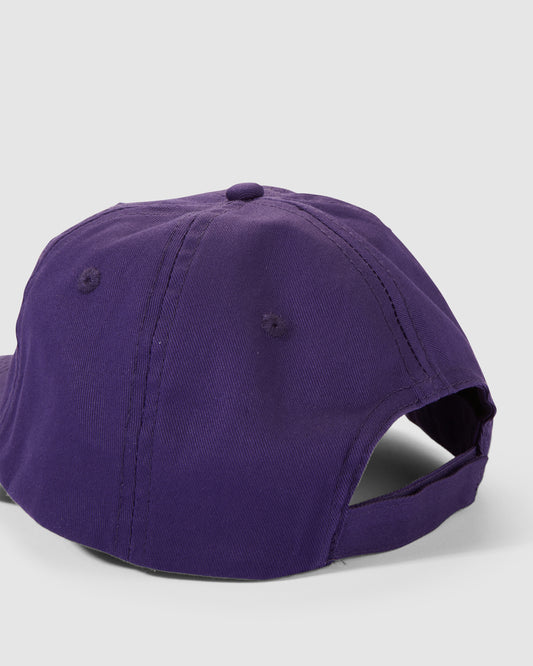 Nahaufnahme  Cap in violett von hinten