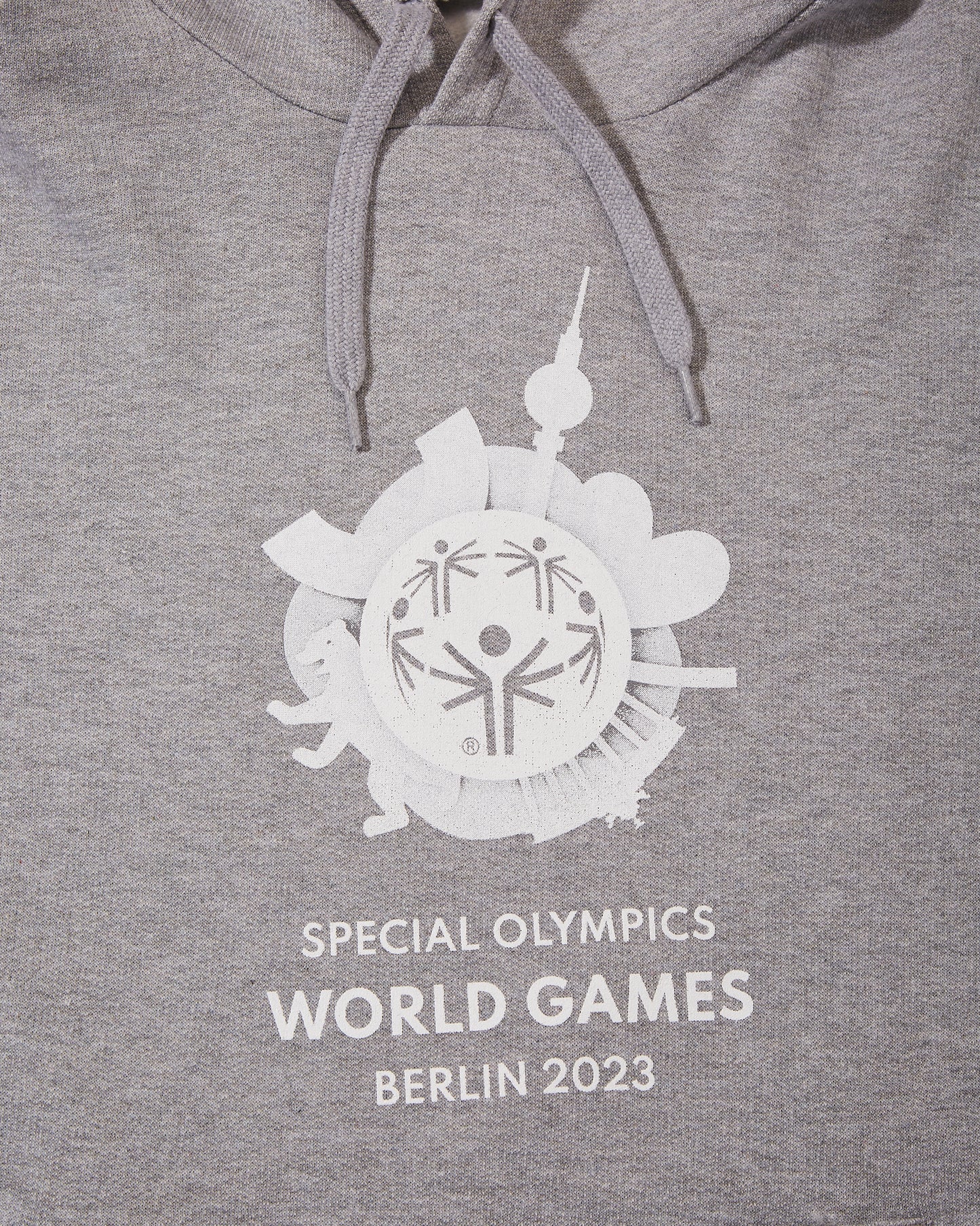 Nahaufnahme von Hoodie in grau mit Weltspiele Logo vorne 