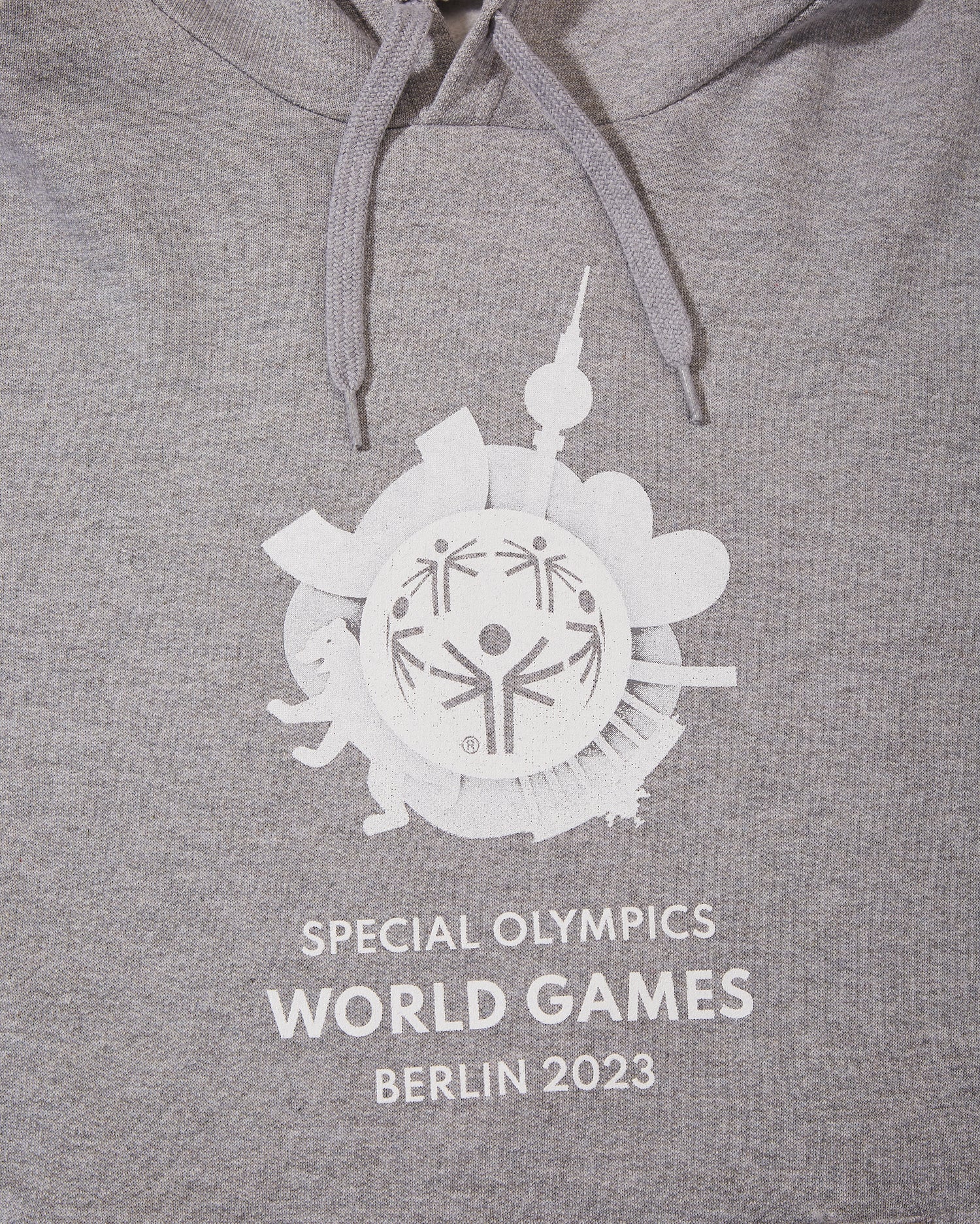 Nahaufnahme von Hoodie in grau mit Weltspiele Logo vorne 