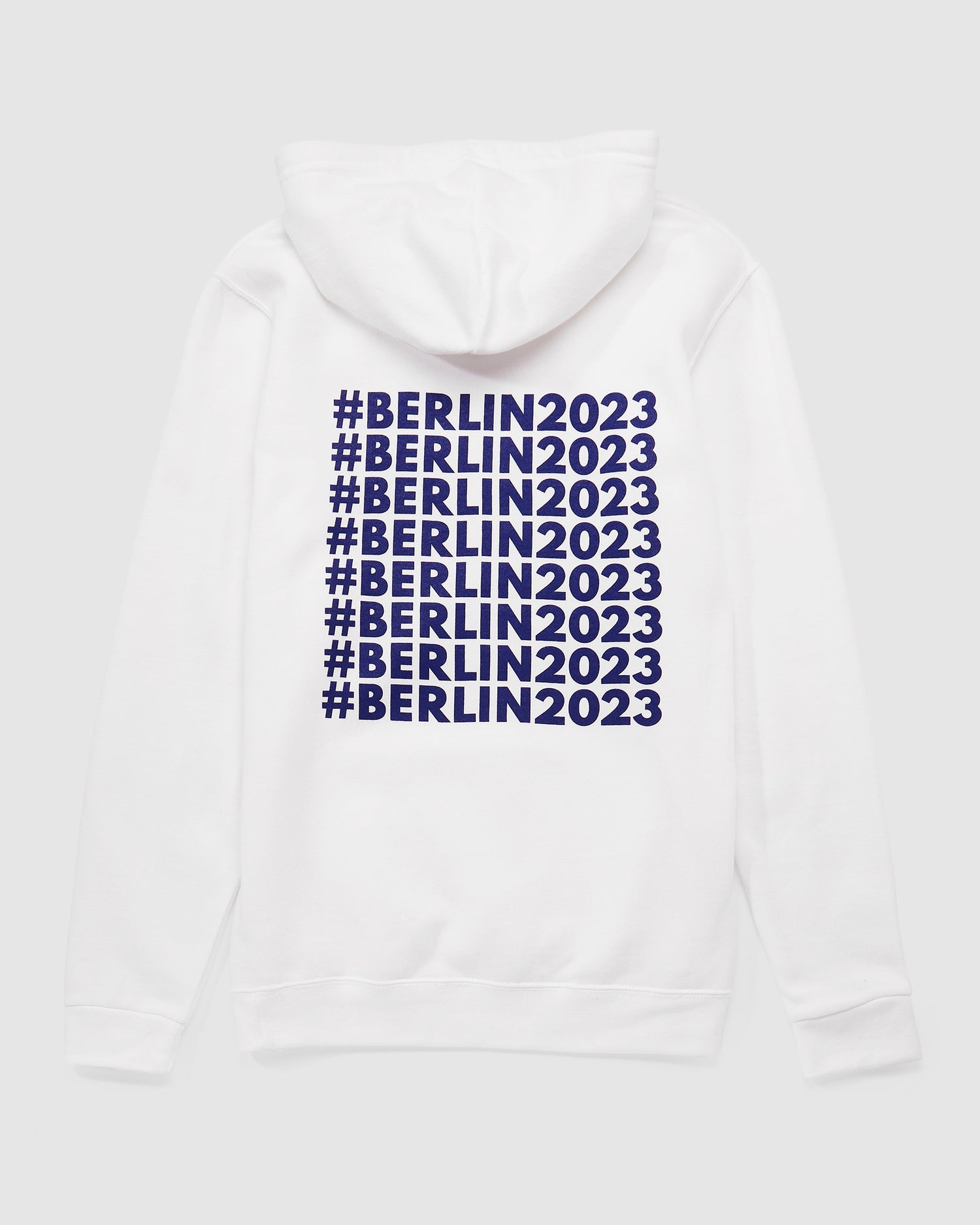 Nahaufnahme der Rückseite des Hoodies  in weiß mit #BERLIN2023 Print