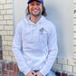 Mann trägt weißen Hoodie mit kleinem Weltspiele Logo auf der Brust und violettes Cap mit Weltspiele Logo 