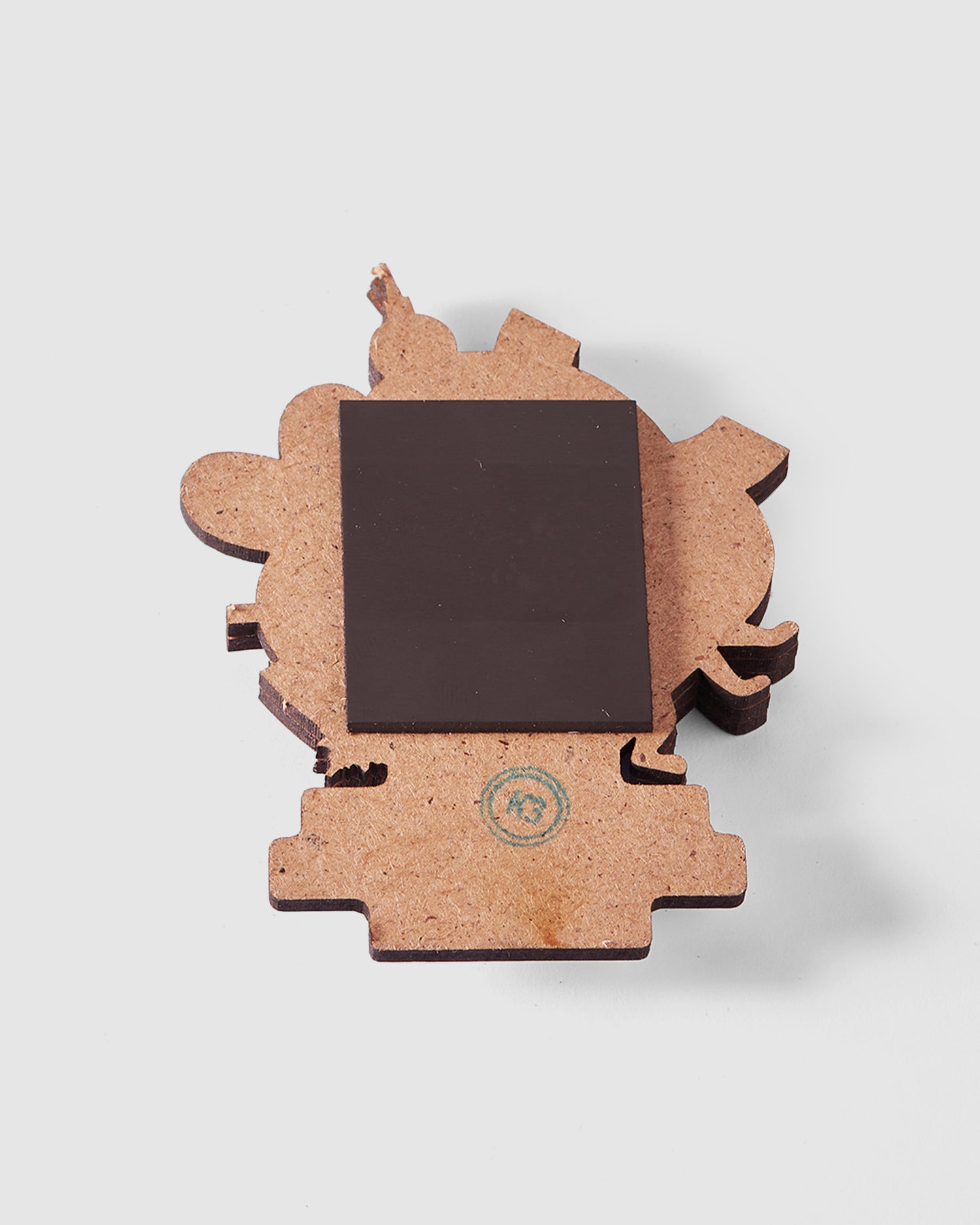 Aufnahme von hinten Weltspiele Logo Magnet aus Holz