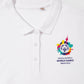 Nahaufnahme von weißem Poloshirt mit Weltspiele Logo vorne