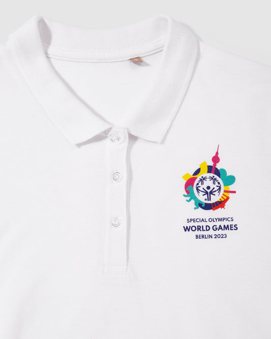 Nahaufnahme von weißem Poloshirt mit Weltspiele Logo vorne