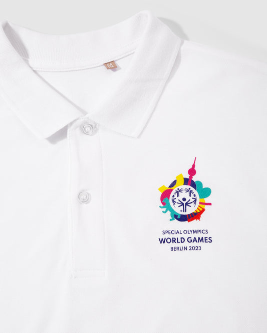 Nahaufnahme von weißem Poloshirt mit Weltspiele Logo 