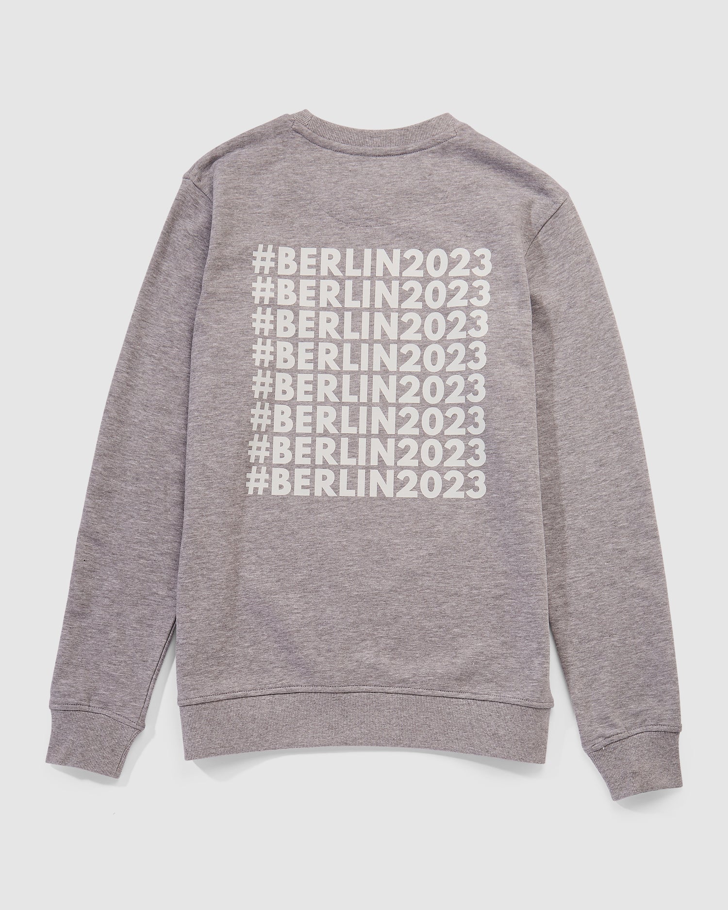 Nahaufnahme der Rückseite des Sweatshirts in grau mit #BERLIN2023 Print