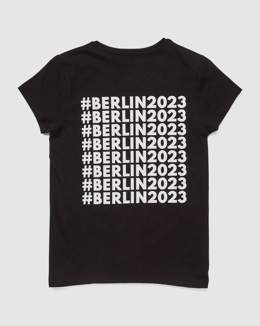 Nahaufnahme der Rückseite des T-Shirts schwarz mit #BERLIN2023 Print
