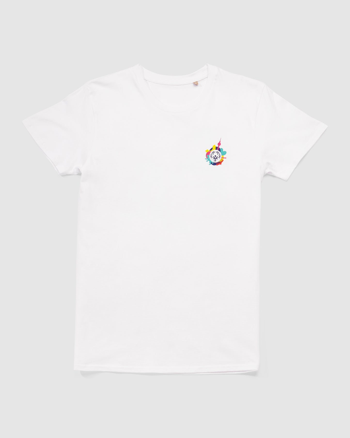 Weißes T-Shirt mit kleinem Weltspiele Logo vorne 
