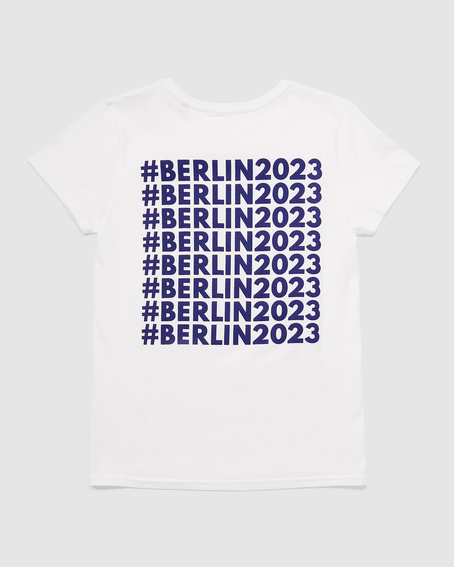 Nahaufnahme der Rückseite des T-Shirts schwarz mit #BERLIN2023 Print