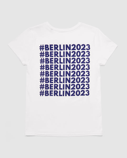 Nahaufnahme der Rückseite des T-Shirts schwarz mit #BERLIN2023 Print