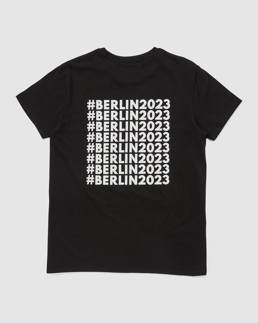 Nahaufnahme der Rückseite des T-Shirts schwarz mit #BERLIN2023 Print