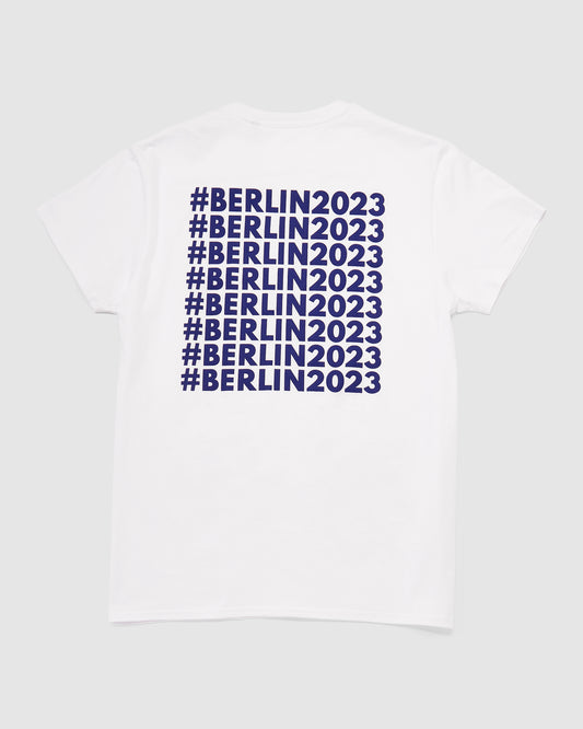 Nahaufnahme der Rückseite des T-Shirts schwarz mit #BERLIN2023 Print