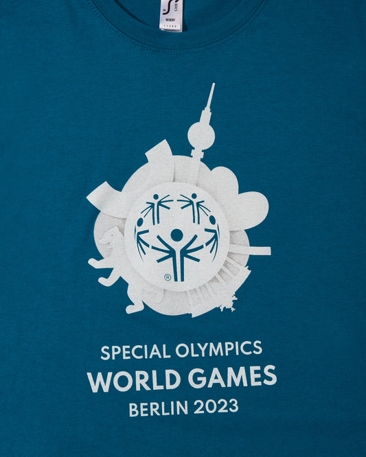 Nahaufnahme von T-Shirt in petrol mit großem Weltspiele Logo vorne