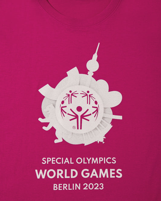 Nahaufnahme von T-Shirt in pink  mit großem Weltspiele Logo weiß vorne