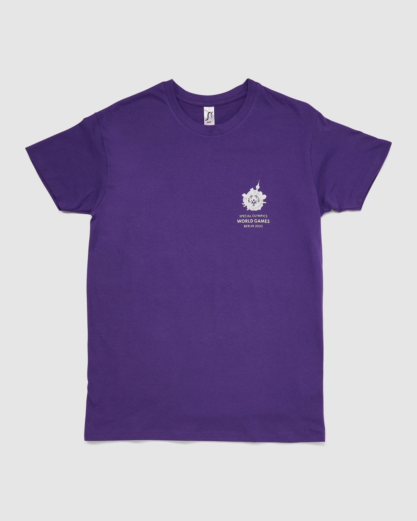  T-Shirt in violett mit kleinem Weltspiele Logo vorne 
