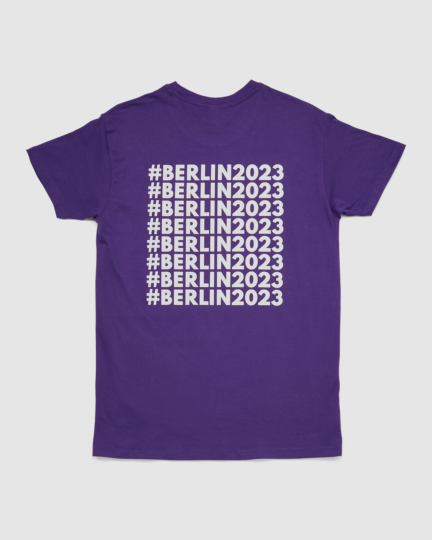 Nahaufnahme der Rückseite des T-Shirts in violett mit #BERLIN2023 Print