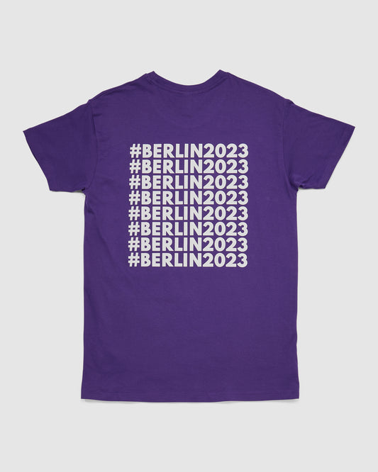Nahaufnahme der Rückseite des T-Shirts in violett mit #BERLIN2023 Print