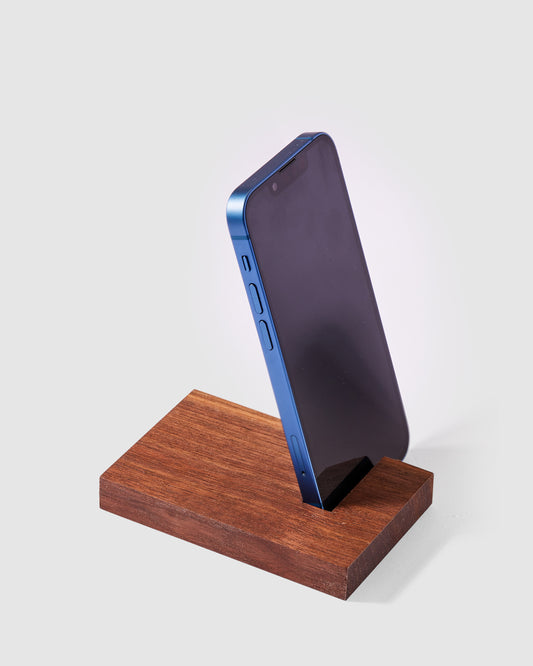 Smartphone- und Tablethalter Lücke, aus Nussbaum mit Handy stehend 