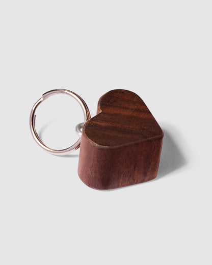 Holzherzen Schlüsselanhänger aus Nussbaum, seitlich fotografiert