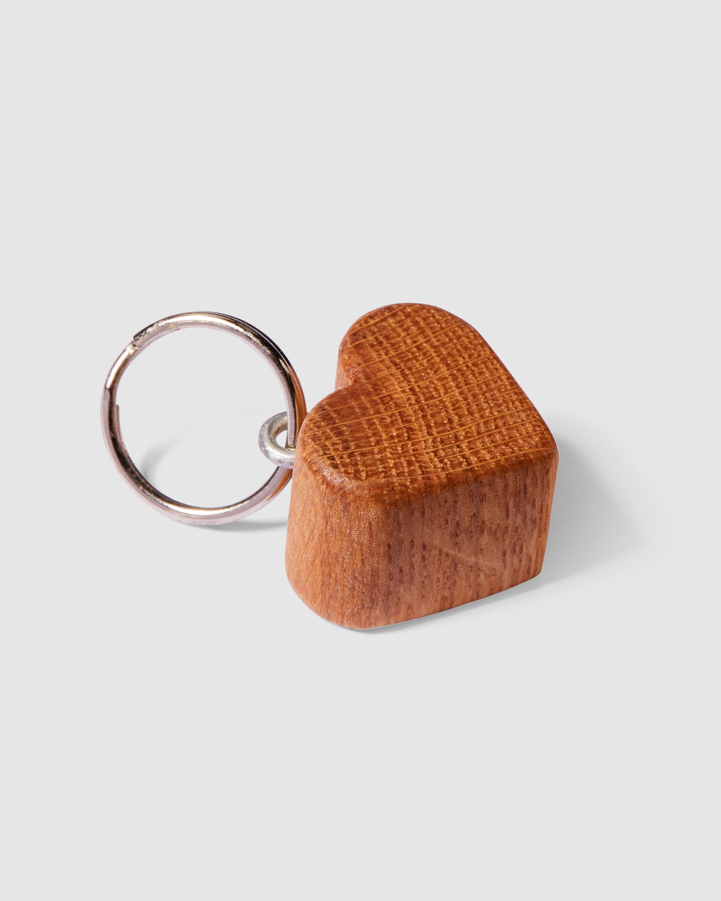 Holzherzen Schlüsselanhänger aus Kirschholz, seitlich fotografiert