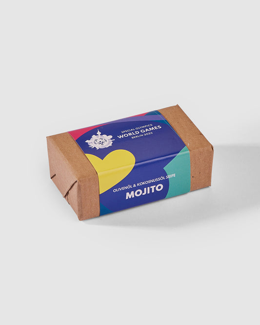 Die Mojito Seife ist verpackt in Papier mit dem bunten Weltspiele-Design. 