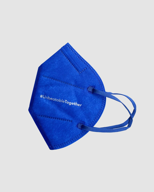 Linke Seite der blauen FFP2-Maske mit weißem Aufdruck des Mottos #UnbeatableTogether.
