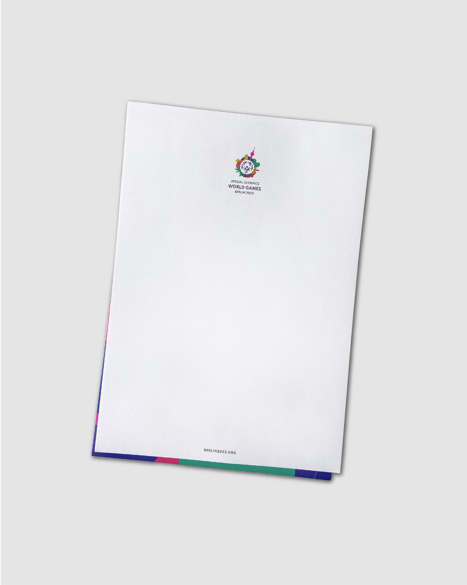 Innenansicht des Notizblocks. Weißes Papier mit kleinem buntem Special Olympics World Games 2023 Logo. 