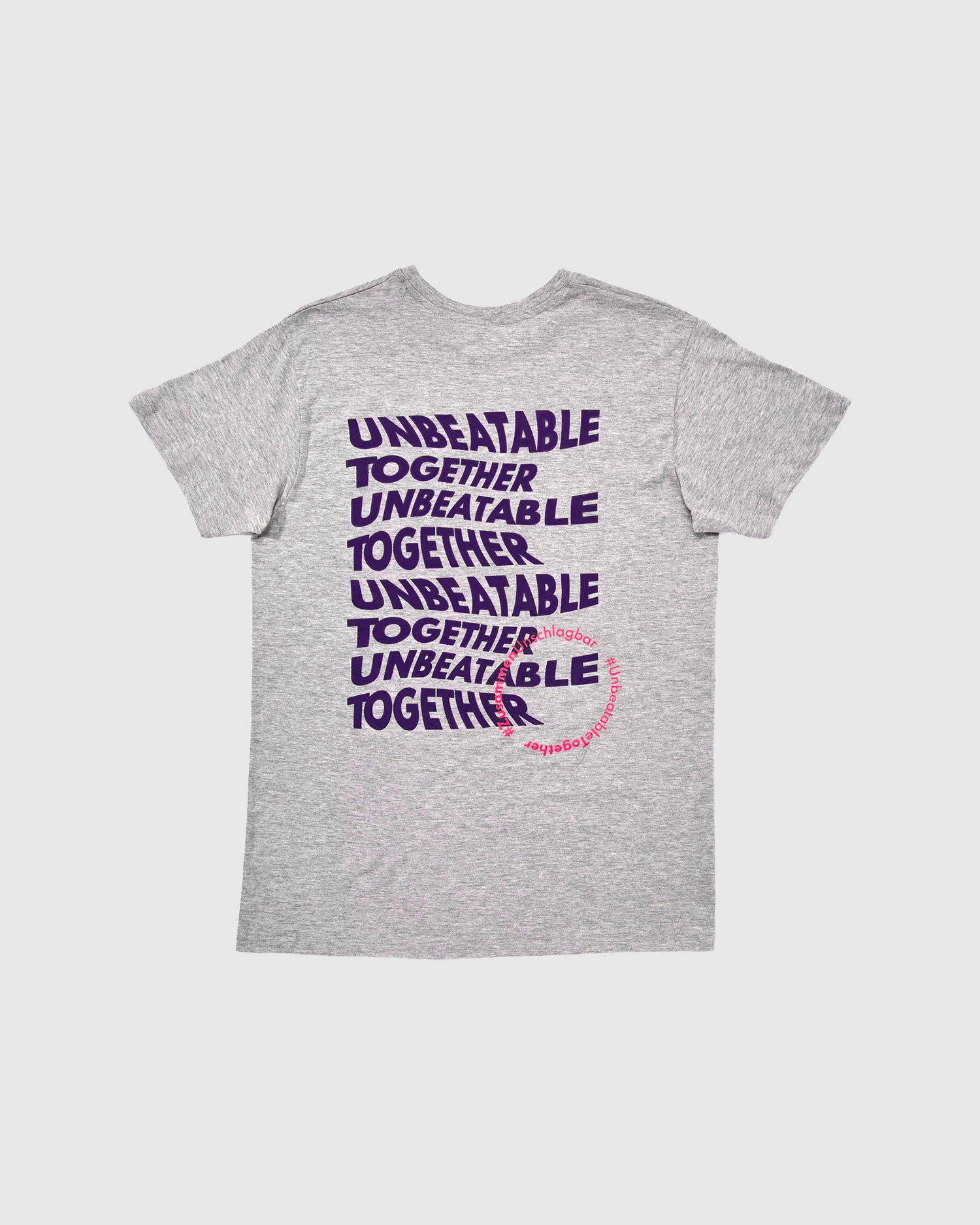 Nahaufnahme der Rückseite des T-Shirts grau mit dem geschwungenen UnbeatableTogether-Design